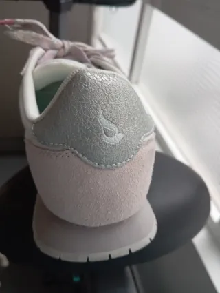 Zapatillas deportivas rosas y blancas