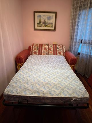 Sofá de 2 plazas tela. Es sofá cama.