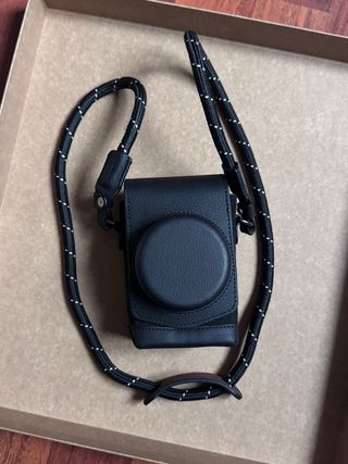 Cámara Fujifilm X-Series plateada con accesorios