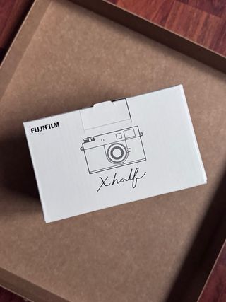 Cámara Fujifilm X-Series plateada con accesorios