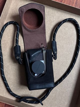 Cámara Fujifilm X-Series plateada con accesorios