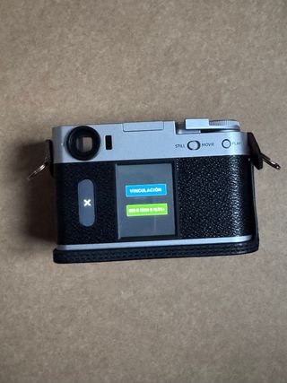 Cámara Fujifilm X-Series plateada con accesorios