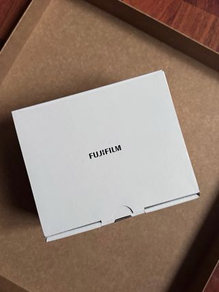 Cámara Fujifilm X-Series plateada con accesorios