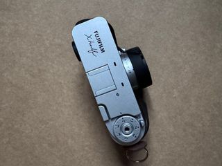 Cámara Fujifilm X-Series plateada con accesorios