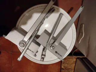 Cierrapuertas metálico plateado