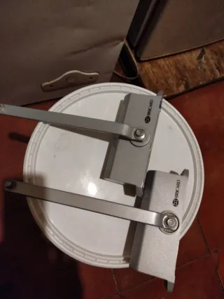 Cierrapuertas metálico plateado