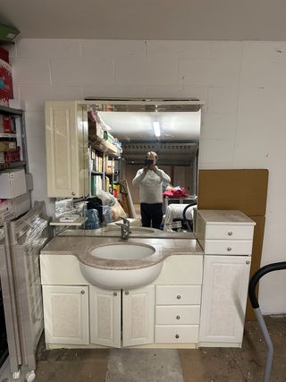 Mobile bagno con lavabo e specchio