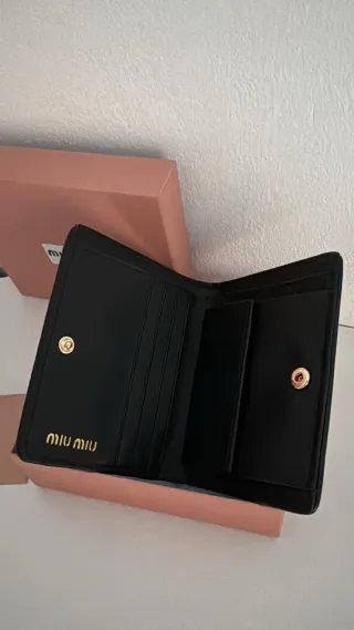 Monedero Miu Miu negro y dorado