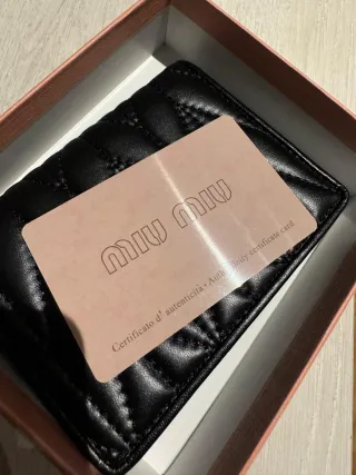 Monedero Miu Miu negro y dorado