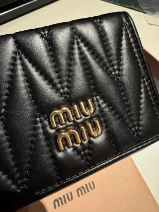 Monedero Miu Miu negro y dorado