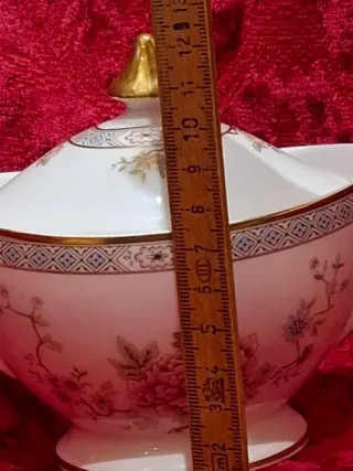 Bombonera inglesa de porcelana