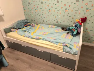 Cama infantil con cajones.