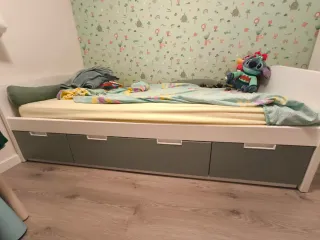 Cama infantil con cajones.