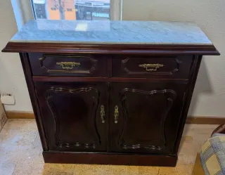 Mueble bajo de madera con tapa de mármol