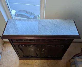 Mueble bajo de madera con tapa de mármol