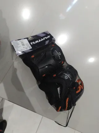 Patines en línea negros y grises