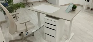 Mesa escritorio elevable gris y blanca