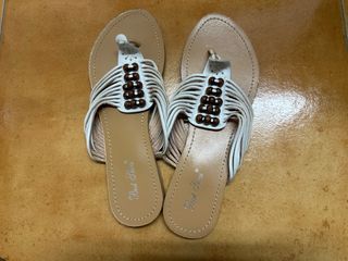 Sandalias planas Beige y Blancas