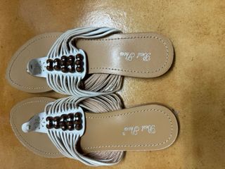 Sandalias planas Beige y Blancas