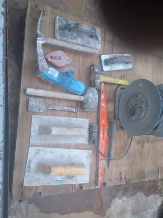 Lote herramientas: planas, maza, nivel