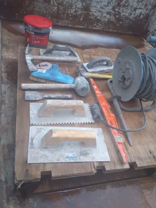 Lote herramientas: planas, maza, nivel