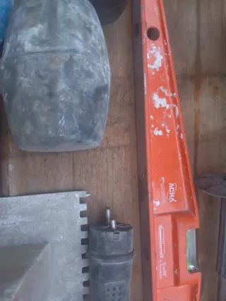 Lote herramientas: planas, maza, nivel