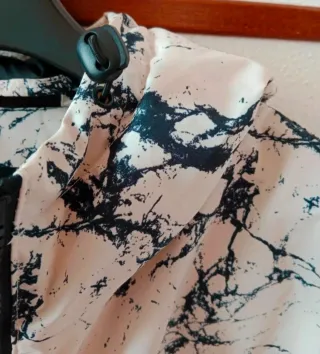 Piumino con cappuccio fantasia marmo