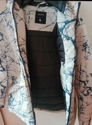 Piumino con cappuccio fantasia marmo