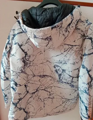 Piumino con cappuccio fantasia marmo