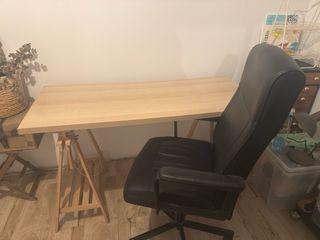 Escritorio madera y silla cuero negra