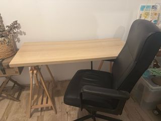 Escritorio madera y silla cuero negra