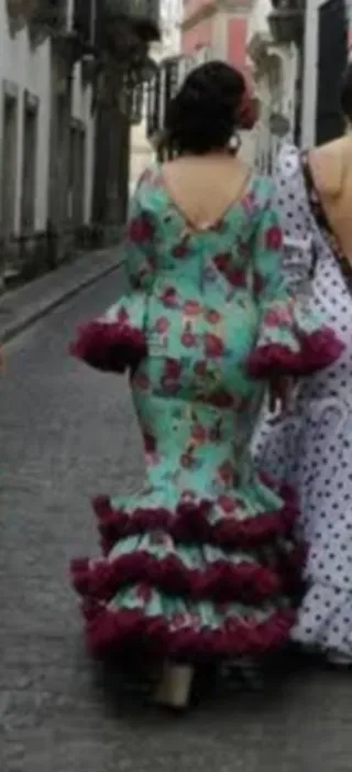 Vestido de flamenca de flores verde y granate