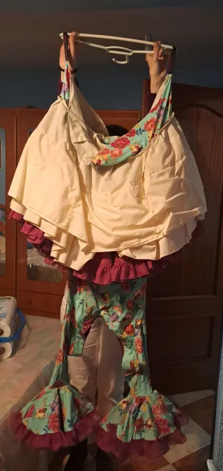 Vestido de flamenca de flores verde y granate