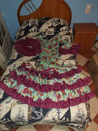 Vestido de flamenca de flores verde y granate