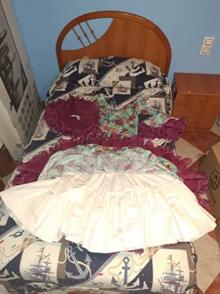 Vestido de flamenca de flores verde y granate