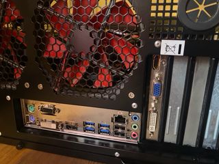 Torre PC Gaming Negra con Luces LED Rojas