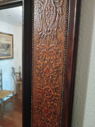 Espejo de cuero repujado grande vintage