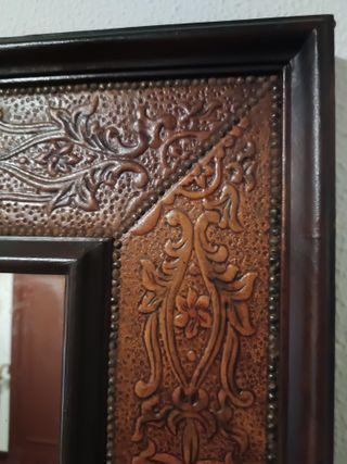 Espejo de cuero repujado grande vintage