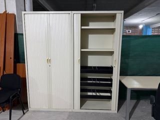 Armario metálico beige con lejas y archivadores