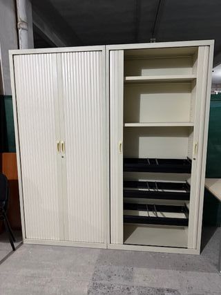 Armario metálico beige con lejas y archivadores