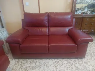 Conjunto Sofás 3+2 Piel. Color marrón caoba.