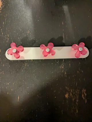 Perchero flores rosa metal y plástico