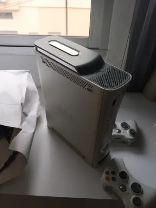Xbox 360 Blanca + 2 Mandos (a reparar)