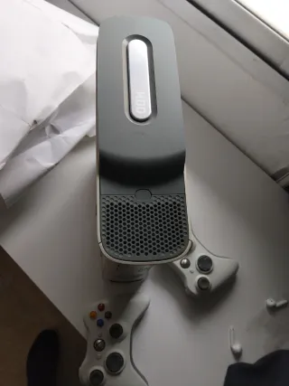 Xbox 360 Blanca + 2 Mandos (a reparar)