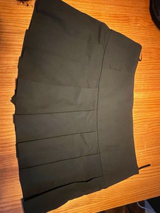 Falda negra de tablas (con panatalón)