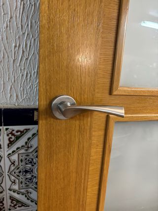 Puerta de roble claro con 3 cristales