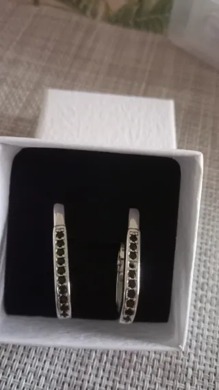 Pendientes plateados con diseño calado