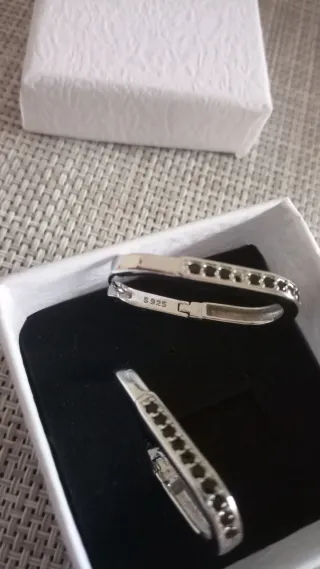 Pendientes plateados con diseño calado