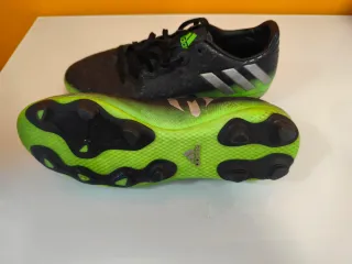 Zapatillas de fútbol Adidas negras y verdes