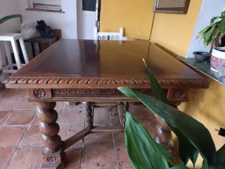 Mesa de madera maciza antigua